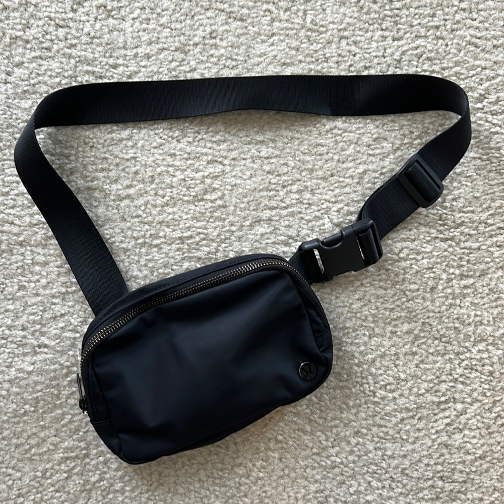 Black lululemon Fanny pack